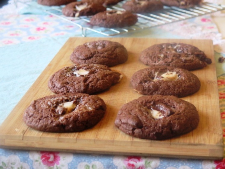 The perfect easy bake for Easter - make these Creme Egg Cookies with your family in under 20 minutes! For happy taste buds and kids, this is the must-bake for Easter. Click the link for the recipe and get baking! Knead to Dough