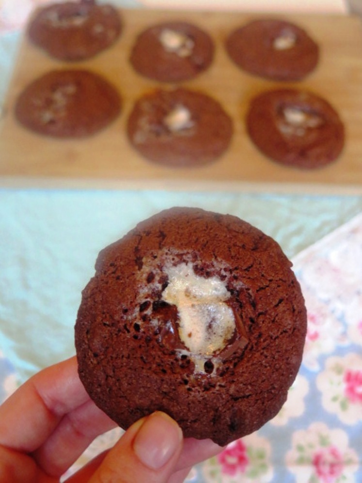 The perfect easy bake for Easter - make these Creme Egg Cookies with your family in under 20 minutes! For happy taste buds and kids, this is the must-bake for Easter. Click the link for the recipe and get baking! Knead to Dough